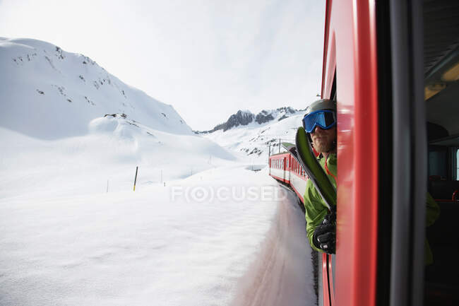 Skifahrer im Zug durch verschneite Berge — Stockfoto