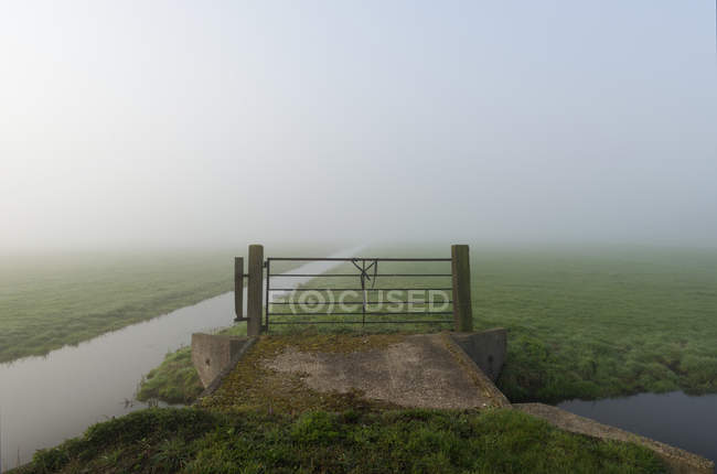 Ponte pedonale sul polder o sulla diga, Waarder, Olanda Meridionale, Paesi Bassi — Foto stock