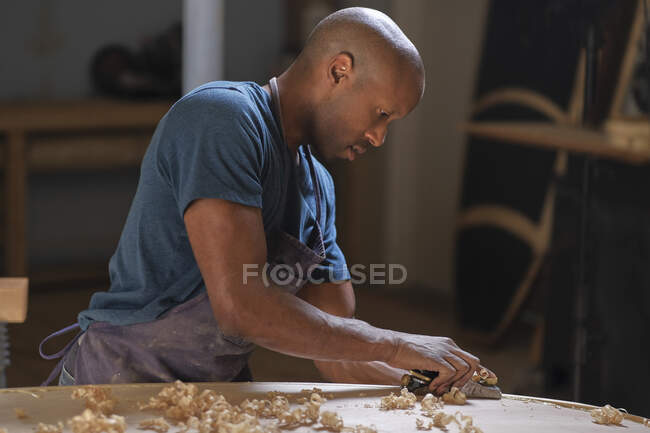 Handwerker bastelt Paddelbrett in Werkstatt — Stockfoto