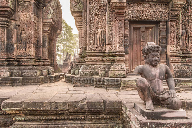 Ruinas del templo de Banteay Srei - foto de stock
