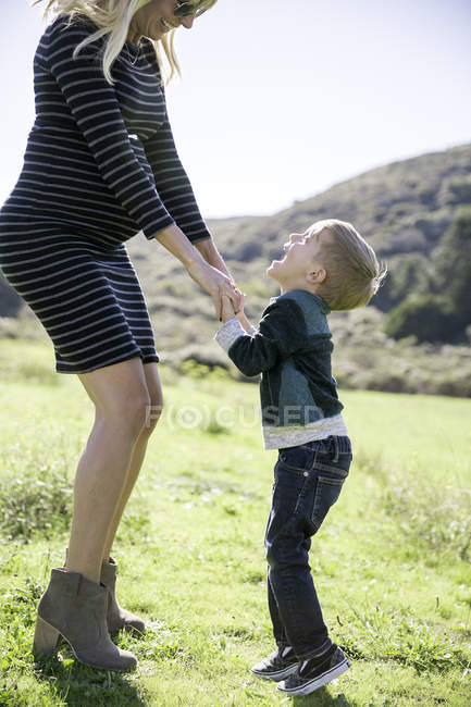 Mother and son enjoying day outdoors — Stock Photo