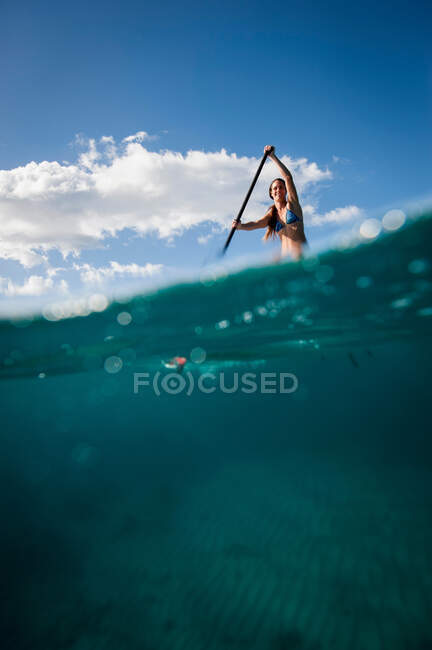 Femme pagaie sur l'océan — Photo de stock
