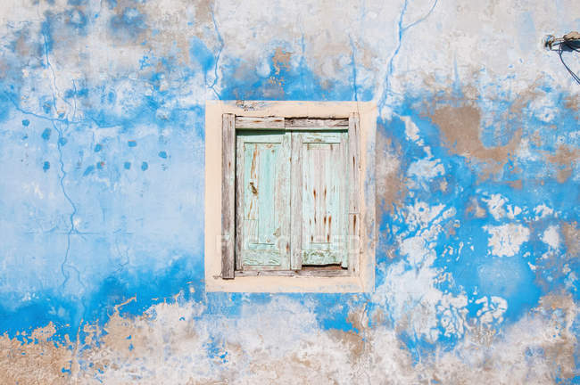Dilapidated window, shutters and wall — Stock Photo