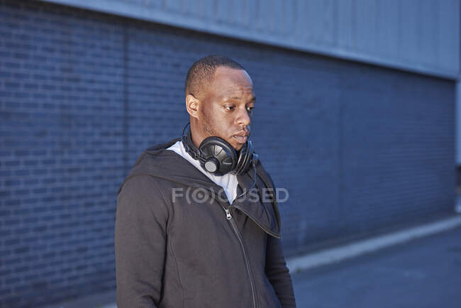 Hombre con auriculares mirando hacia otro lado - foto de stock