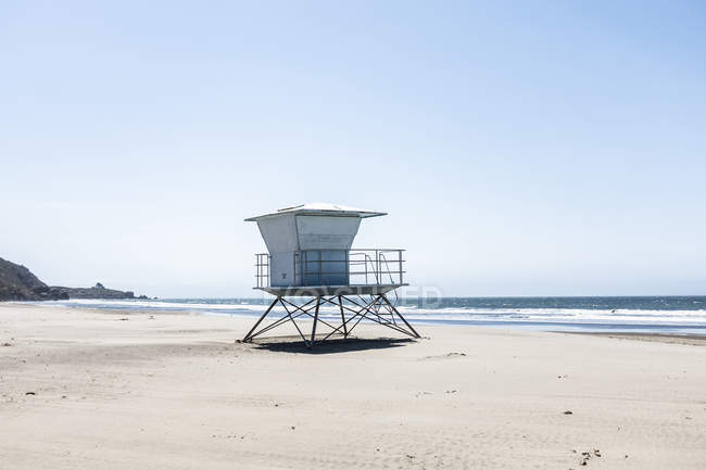 Rettungsschwimmturm am Strand, Mendocino County, Kalifornien, Vereinigte Staaten — Stockfoto