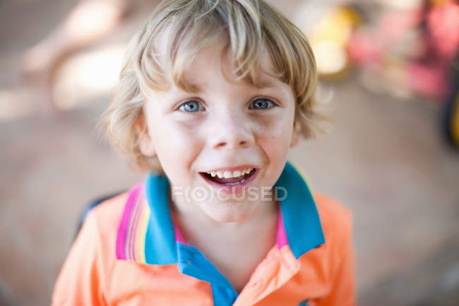 Primer plano del chico con la cara sonriente - foto de stock