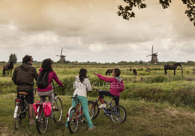 Famiglia con due bambini in bicicletta, Kinderdijk, Olanda, Amsterdam — Foto stock