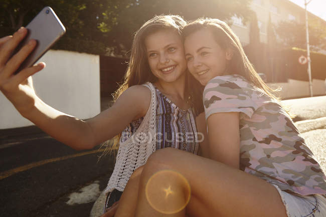 Teenager-Mädchen machen Selfies auf der Straße, Kapstadt, Südafrika — Stockfoto