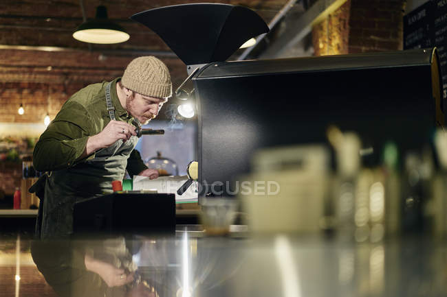 Білий чоловік бариста робить каву — стокове фото