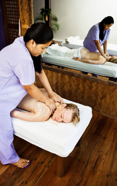 Женский массаж спины в спа — стоковое фото
