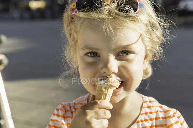 Gros plan de fille manger de la crème glacée — Photo de stock