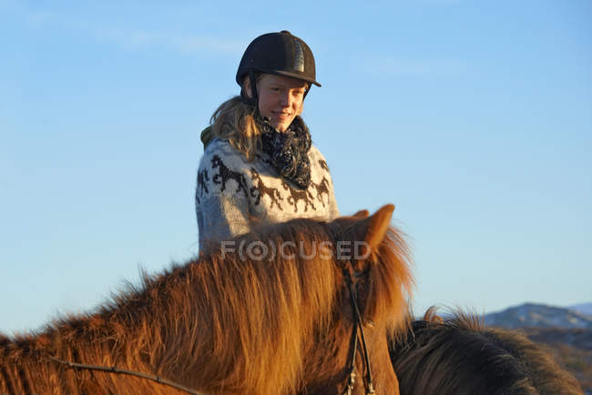Femme équitation cheval à l'extérieur — Photo de stock
