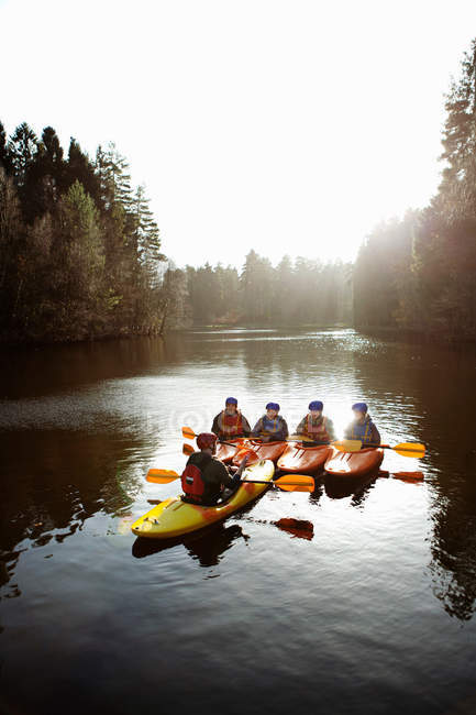 Enseignant parlant aux élèves en kayak — Photo de stock