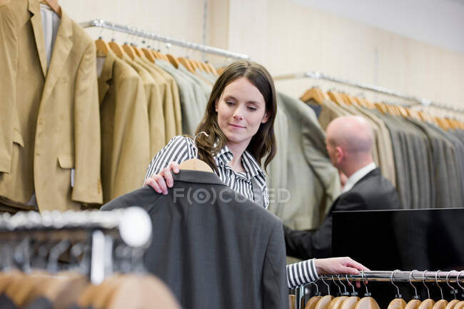 Мужчина и женщина в магазине одежды — стоковое фото