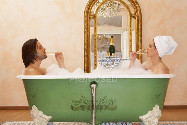 Jovem casal sentado no banho — Fotografia de Stock