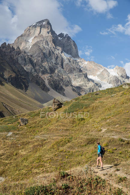 Мужской турист, смотрящий на горный пейзаж, Ушба, Сванети, Грузия — стоковое фото