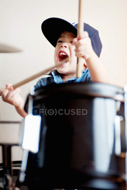 Criança masculina tocando bateria — Fotografia de Stock