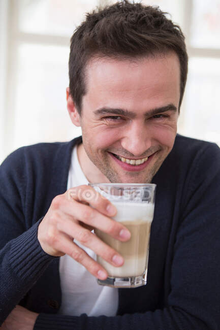 Mature man drinking a smoothie — Stock Photo