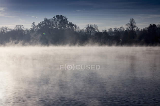 Brume sur le lac Majeur — Photo de stock