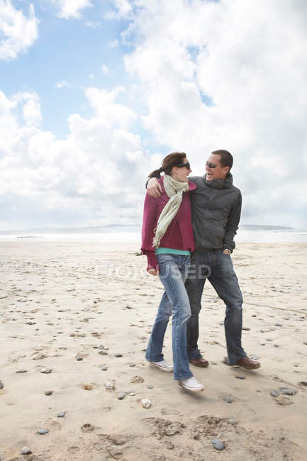 Coppia passeggiando sulla spiaggia — Foto stock