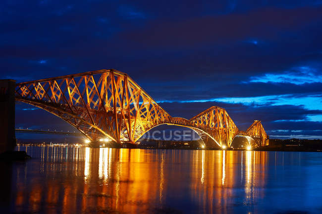 Moderno puente iluminado por la noche - foto de stock