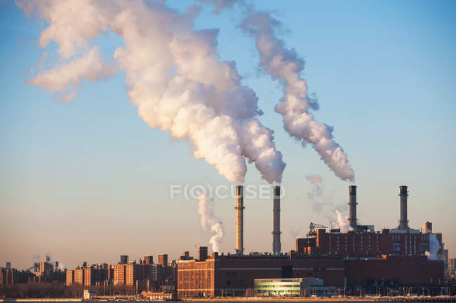 Rauch quillt aus Industrieanlage — Stockfoto