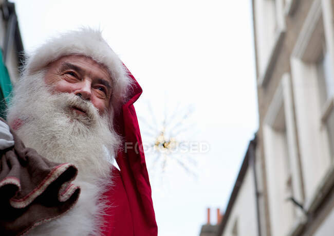 Santa Claus in the street — Stock Photo