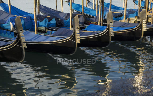 Close up de uma fileira de gôndolas no canal, Veneza, Veneto, Itália — Fotografia de Stock