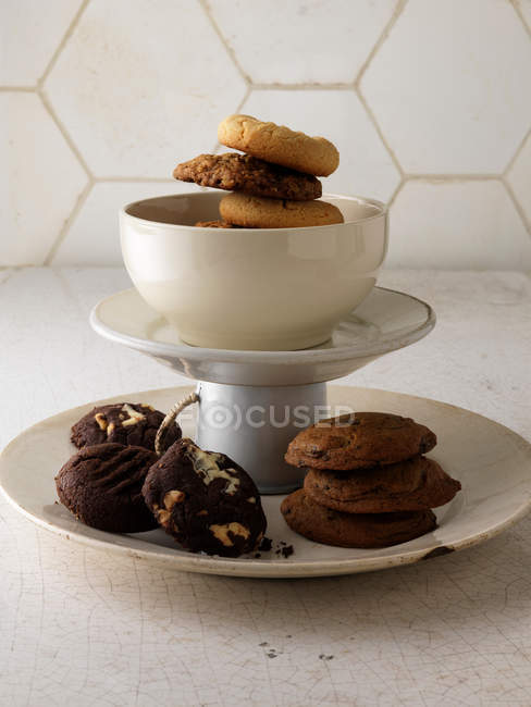 Divers cookies sur le plateau de service — Photo de stock