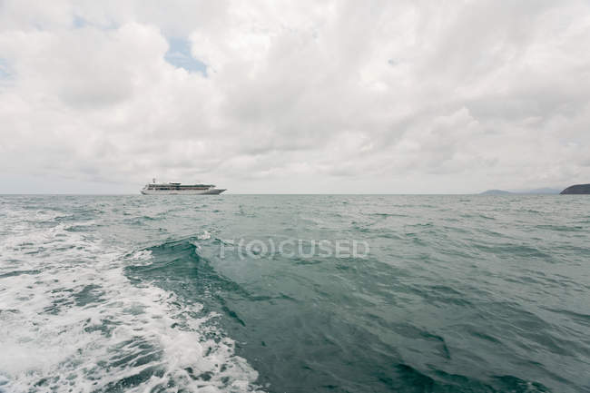 Barco en la distancia, Gran Barrera de Coral, Queensland, Australia - foto de stock