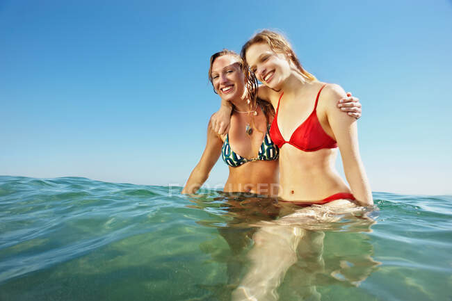 Dos chicas en el mar - foto de stock