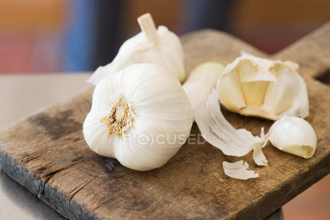 Raw ripe Garlic on wooden board — Stock Photo