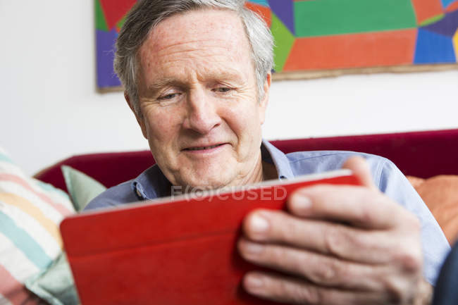 Hombre usando tableta digital en casa - foto de stock