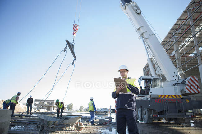 Site manager with clipboard on construction site — Stock Photo