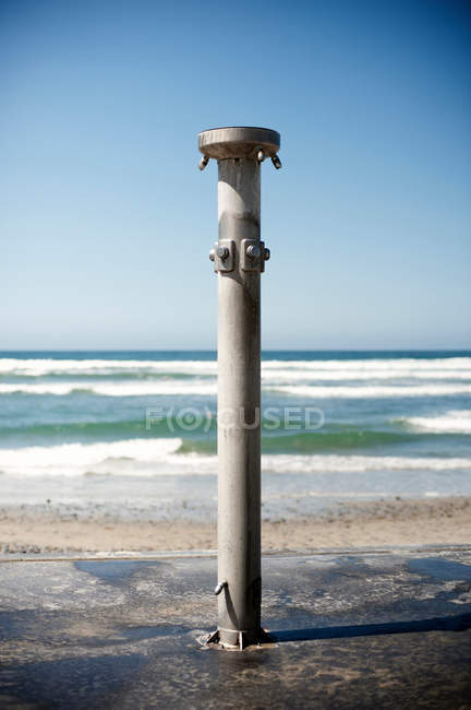 Pólo em concreto na praia — Fotografia de Stock