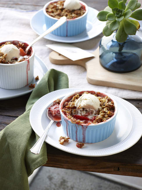 Strawberry crumbles with ice cream served on plate — Stock Photo