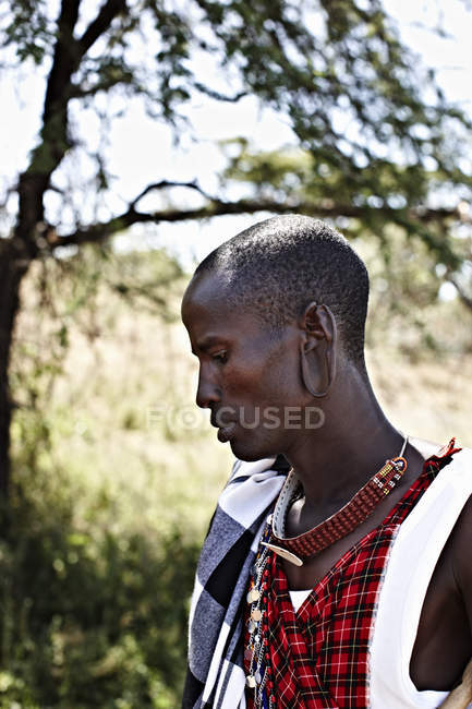 Maasai homem de pé ao ar livre — Fotografia de Stock