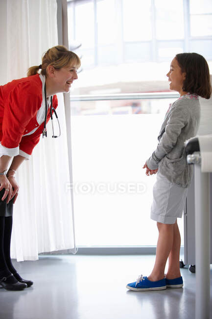 Доктор і молода дівчина сміються — стокове фото