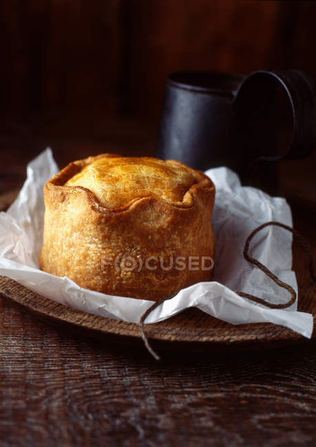 Свиной пирог на деревянной доске — стоковое фото