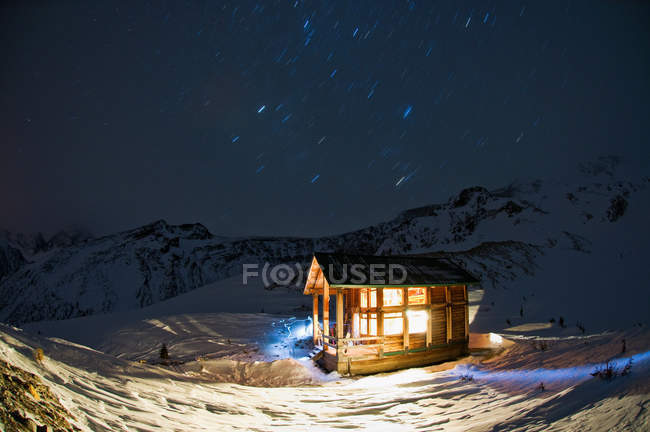 Cabana iluminada à noite, parque nacional glaciar — Fotografia de Stock