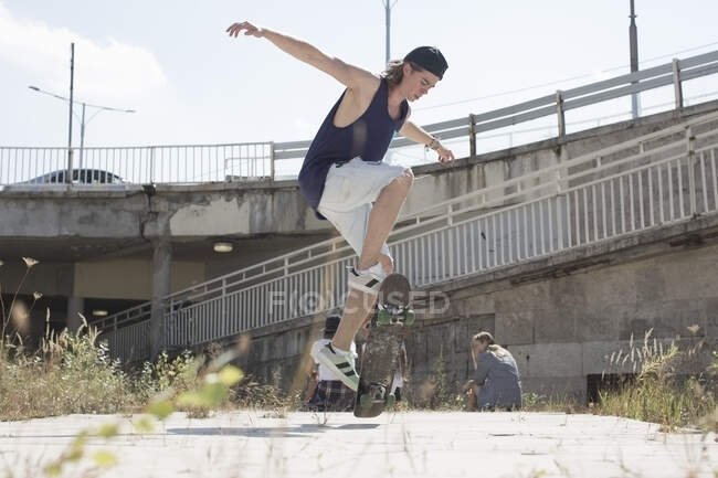 Skateboarder facendo trucchi di skateboard, Budapest, Ungheria — Foto stock