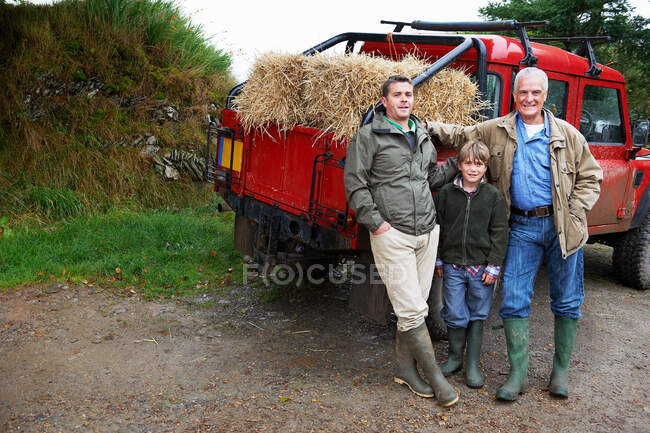 Family with 4x4 Landrover — Stock Photo