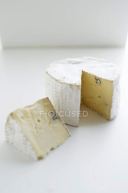 Rueda de queso sobre blanco - foto de stock