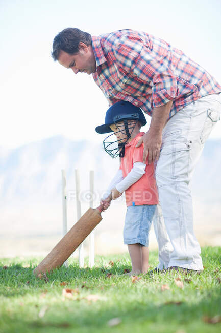 Pai e filho jogando críquete — Fotografia de Stock