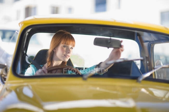 Ruiva Mulher dirigindo um carro — Fotografia de Stock