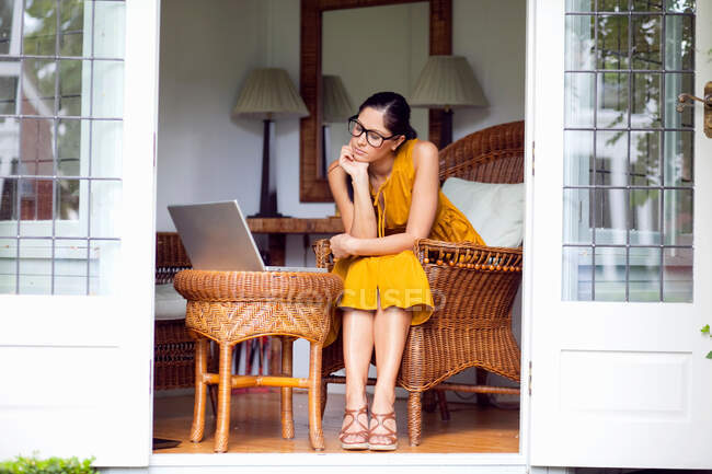 Женщина с ноутбуком в гостиной — стоковое фото
