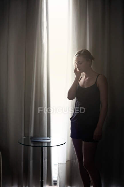 Chica en habitación de hotel - foto de stock