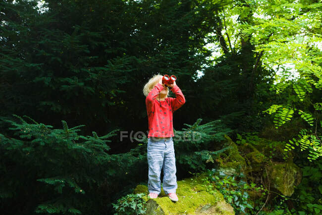 A boy looking through binoculars — Stock Photo