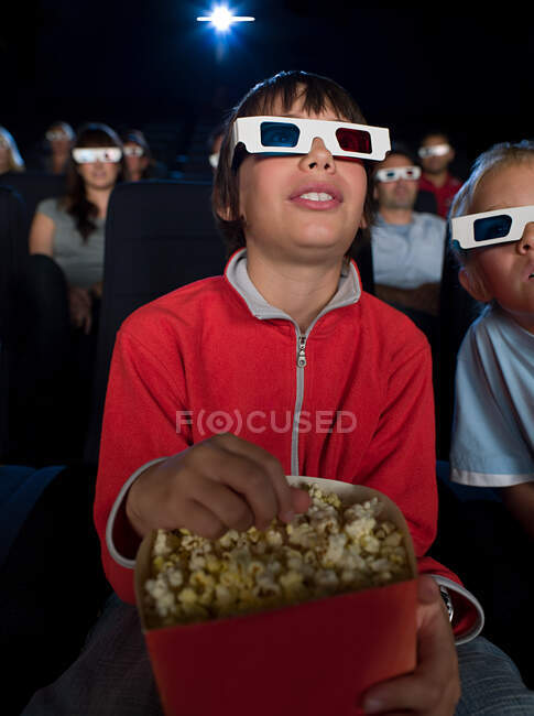 Мальчик смотрит 3D фильм — стоковое фото