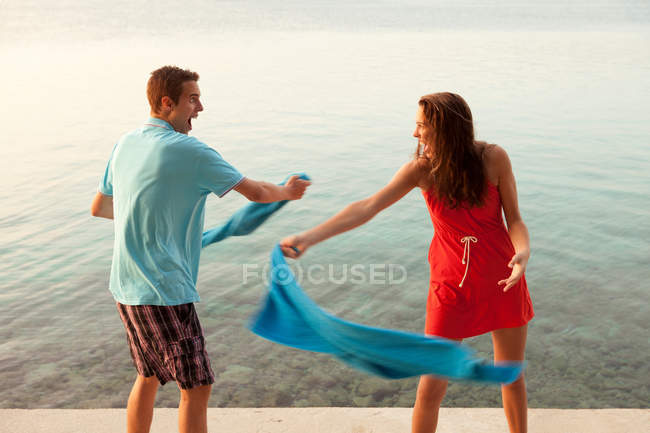 Casal batendo toalhas um no outro — Fotografia de Stock